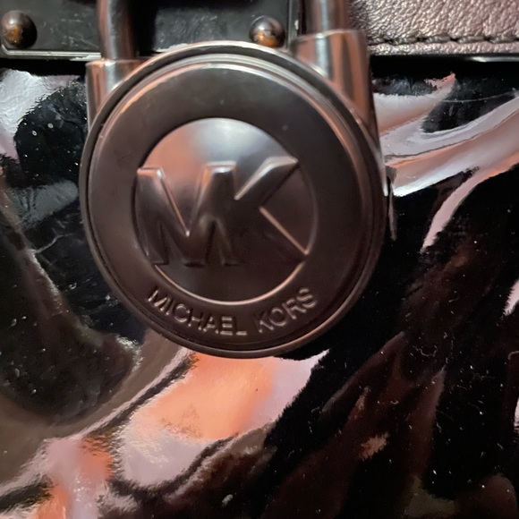 Authentic MK patent leather purse with a chain strap and 2 handles - Picture 4 of 8